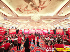 瓷磚增長(zhǎng)王大角鹿煥新升級(jí)，怕瓷磚磨花，用大角鹿