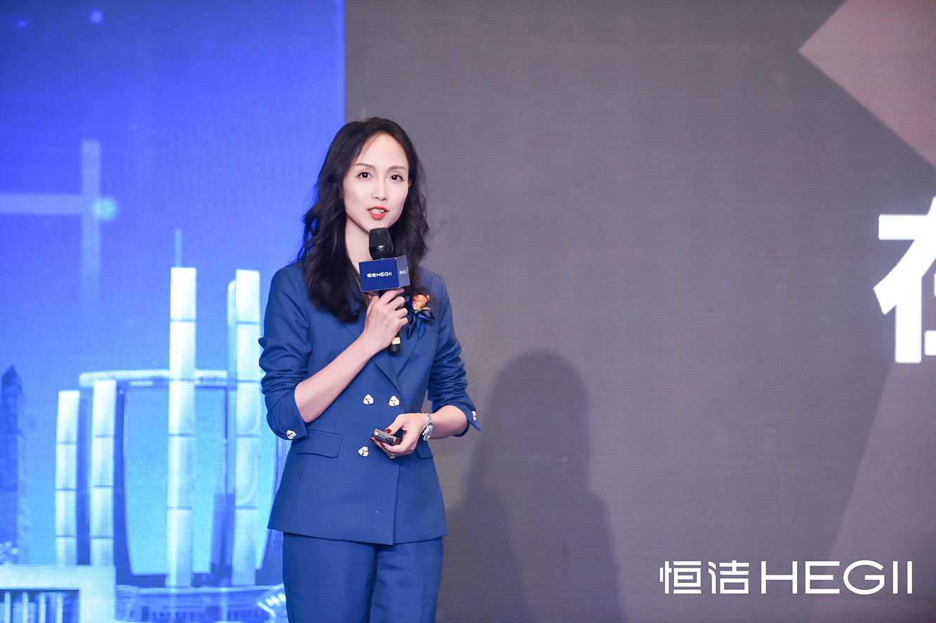 8、GIF優(yōu)居新聞全國(guó)總編黃小容、網(wǎng)易家居執(zhí)行主編羅會(huì)俊.gif