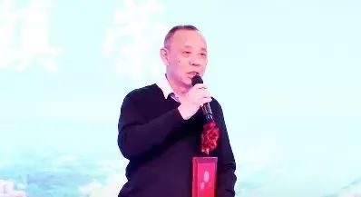 竹山縣人民政府衛(wèi)浴產(chǎn)業(yè)顧問(wèn)喻鎮(zhèn)榮.jpg