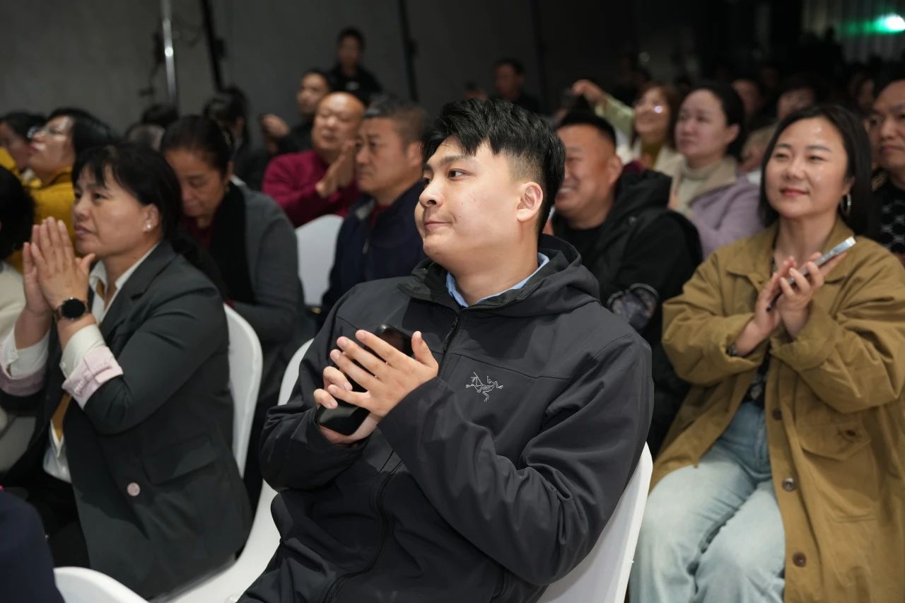獅王瓷磚“云脈覺醒”發(fā)布會：共繪新藍圖 共贏2025！11.jpg